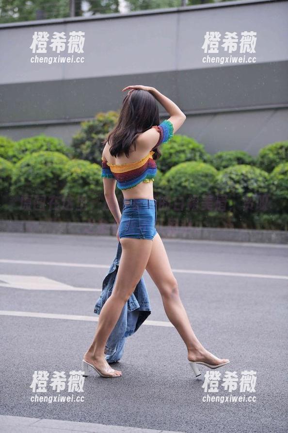 魔镜街拍 原图在这里,魔镜街拍的白裙美眉,赞叹之余有些不可思议。